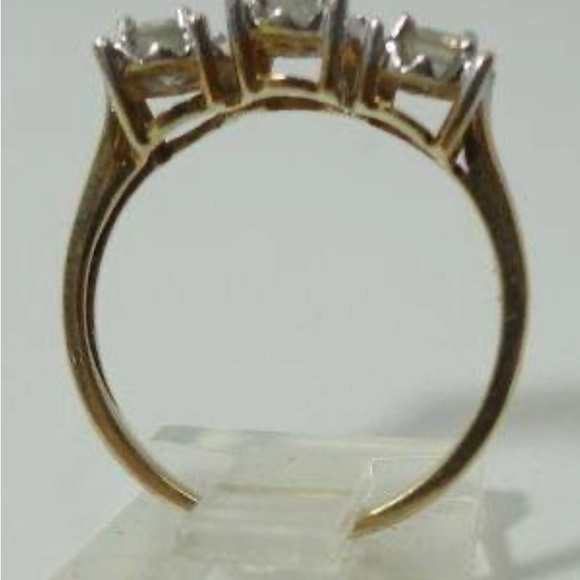 Beautiful diamond ring, 10 karat yellow gold three diamonds - Picture 6 of 11